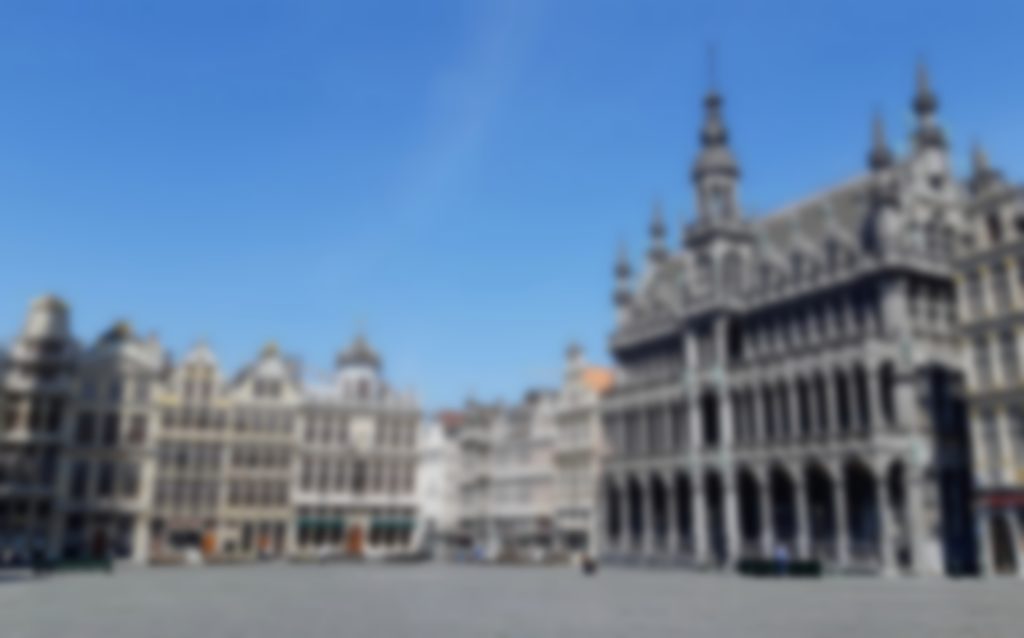 Représentation floue de la Grand-Place de Bruxelles, à droite se trouve l’hôtel de ville.