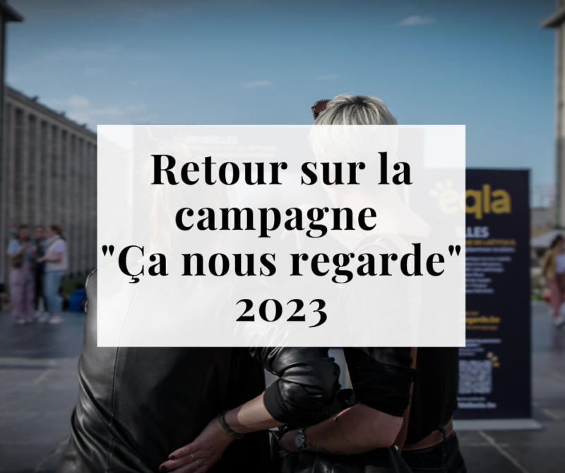 Photo de Laetitia et Clémence de dos. Elles regardent le panneau de la campagne de l'ASBL Eqla se trouvant au Mont des Arts à Bruxelles. Au milieu de l'image se trouve un encadré blanc. Il contient le titre de l'article "Retour sur la campagne Ca nous regarde 2023".