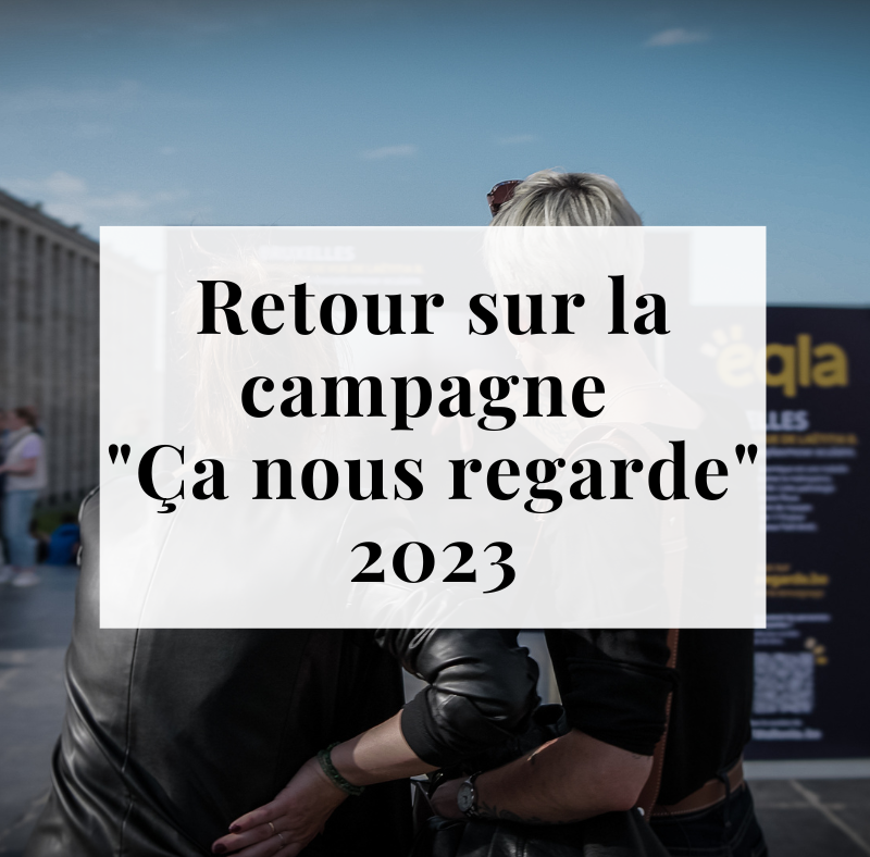 Photo de Laetitia et Clémence de dos. Elles regardent le panneau de la campagne de l'ASBL Eqla se trouvant au Mont des Arts à Bruxelles. Au milieu de l'image se trouve un encadré blanc. Il contient le titre de l'article "Retour sur la campagne Ca nous regarde 2023".